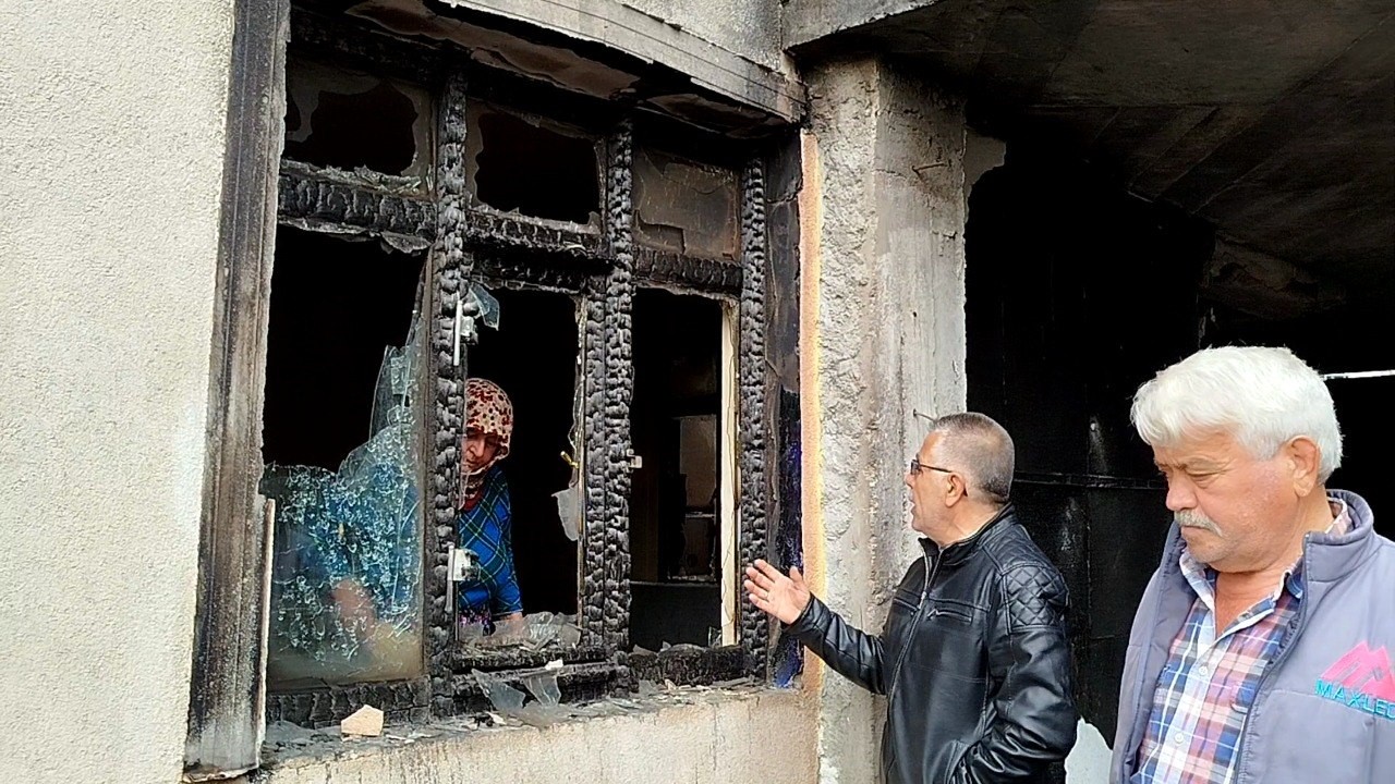 Garajda alevlere teslim olan 2 araç ve motosiklet kullanılmaz hale geldi
