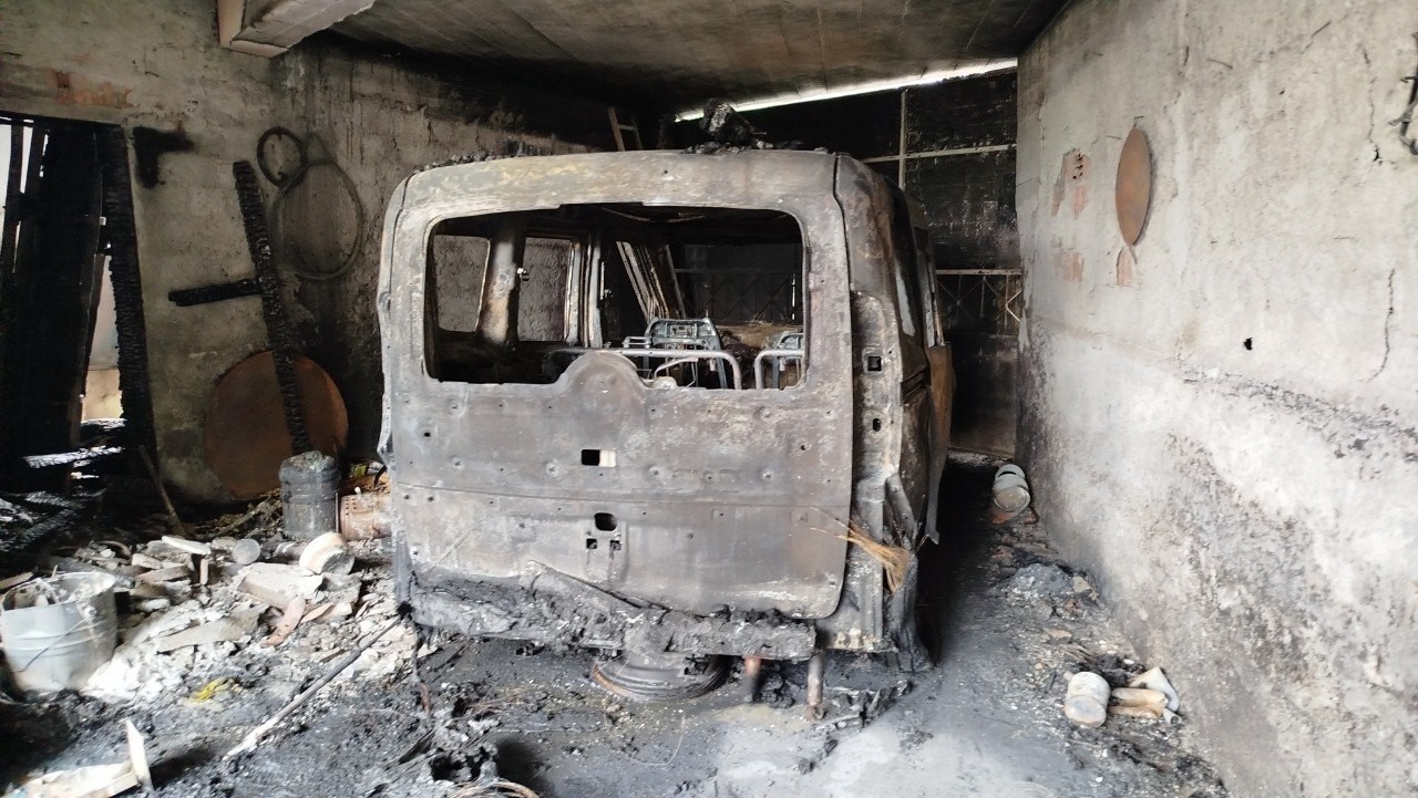 Garajda alevlere teslim olan 2 araç ve motosiklet kullanılmaz hale geldi
