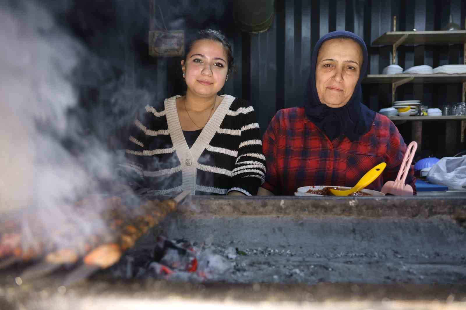 Garson olarak girdiği iş yerinde kebapçılığı öğrenen Zeynep, depremin ardından açtıkları iş yerinde ızgara başında mesai yapıyor

