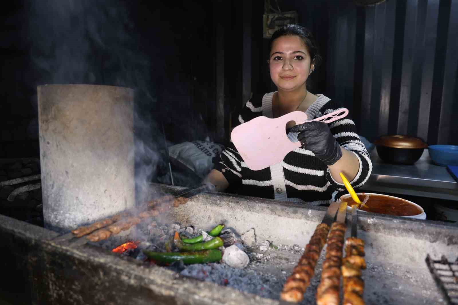 Garson olarak girdiği iş yerinde kebapçılığı öğrenen Zeynep, depremin ardından açtıkları iş yerinde ızgara başında mesai yapıyor
