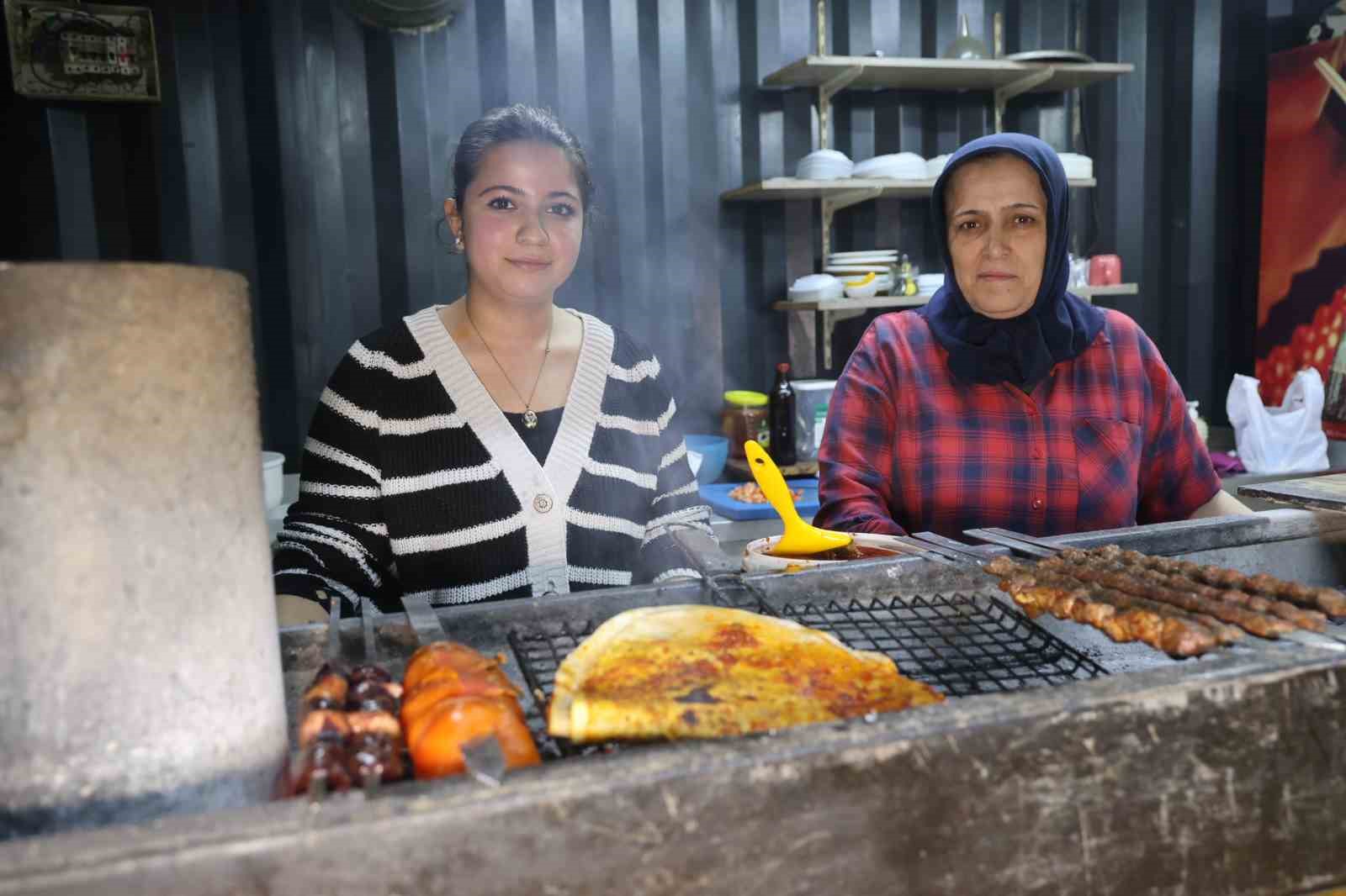 Garson olarak girdiği iş yerinde kebapçılığı öğrenen Zeynep, depremin ardından açtıkları iş yerinde ızgara başında mesai yapıyor
