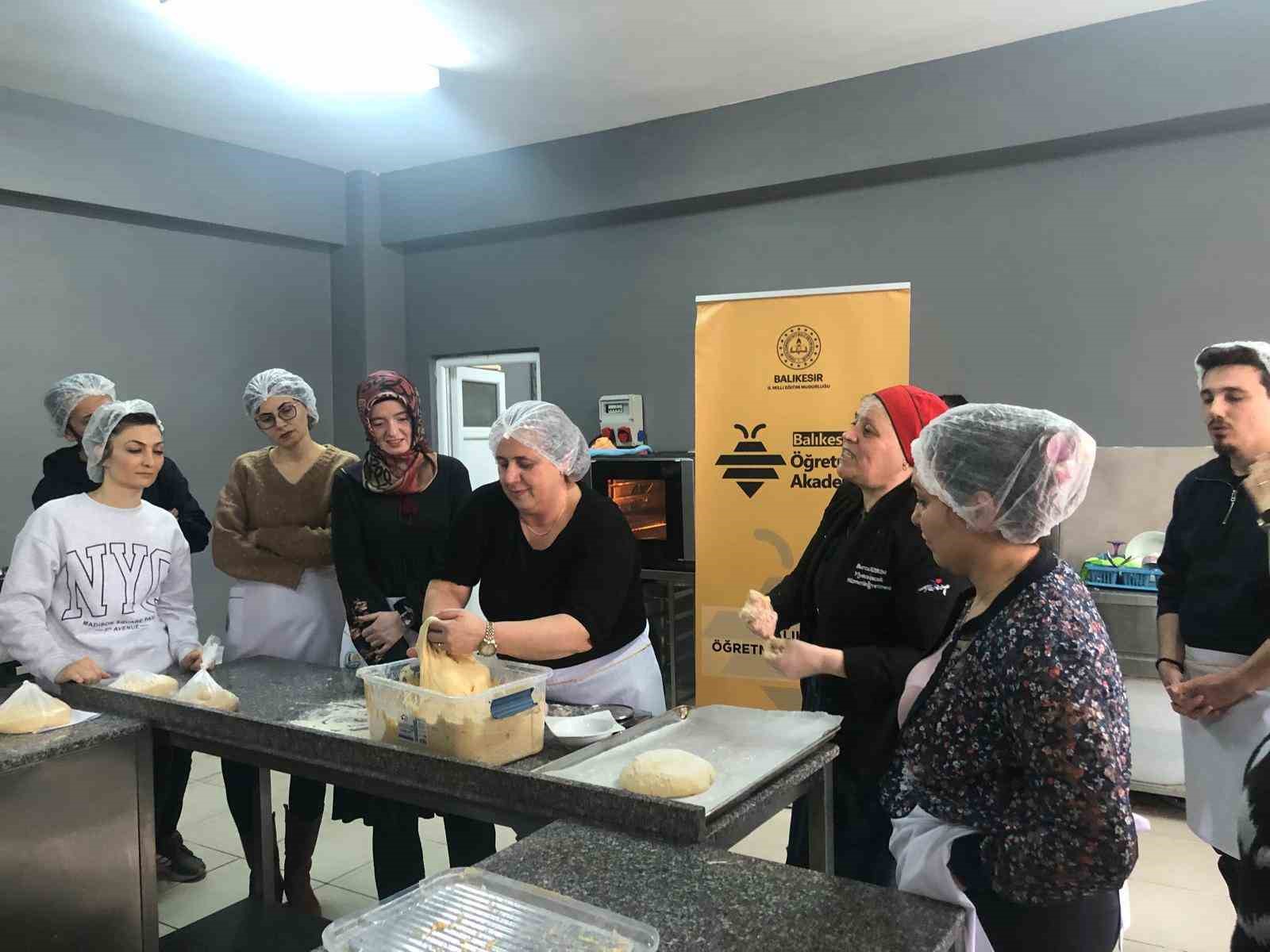 Gastronomi Akademisinde Dursunbey kabaklı ekmeği tanıtıldı
Gastronomi Akademisinde Dursunbey kabaklı ekmeği tanıtıldı