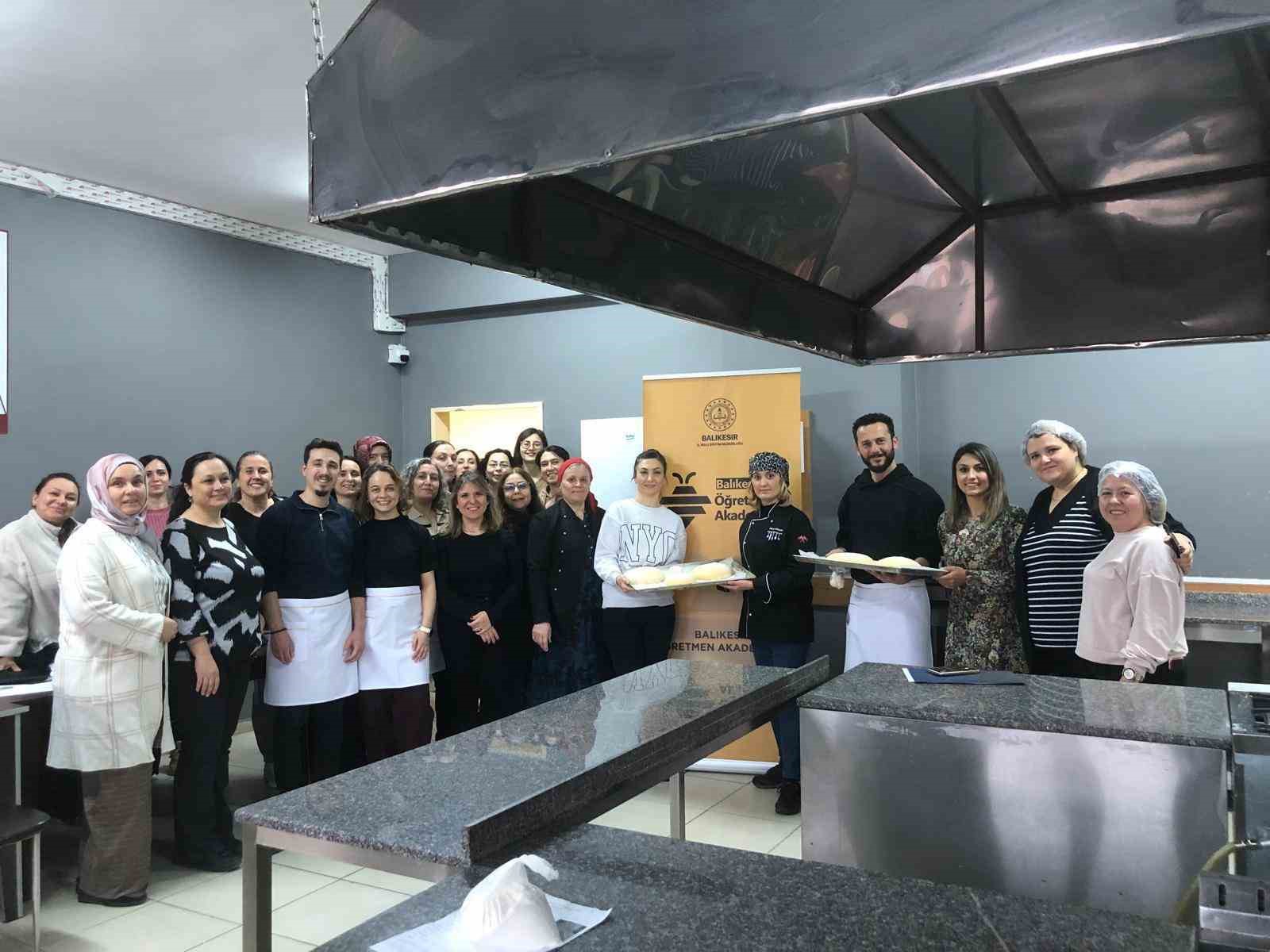 Gastronomi Akademisinde Dursunbey kabaklı ekmeği tanıtıldı
Gastronomi Akademisinde Dursunbey kabaklı ekmeği tanıtıldı