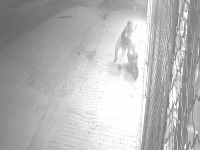 Gaza bastı, motosikletten düştü
