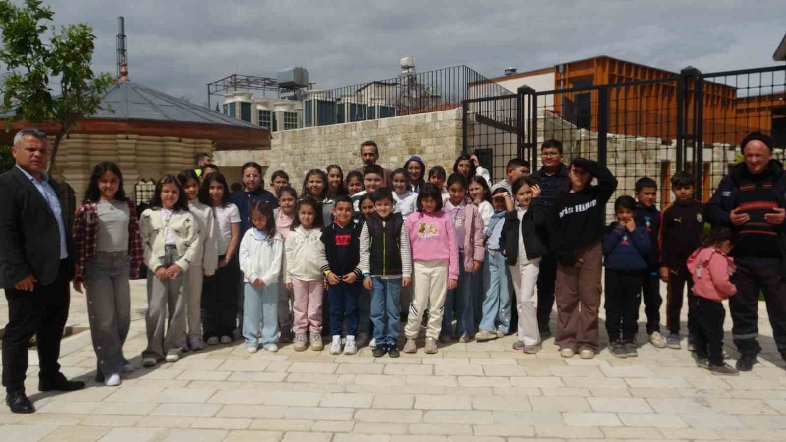 Gazele Gazel Korosu’nun çocuk sanatçıları Antakya’nın tarihi noktalarını gezdi
