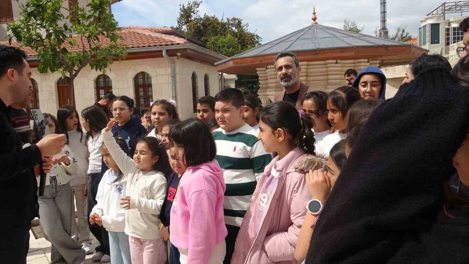 Gazele Gazel Korosu’nun çocuk sanatçıları Antakya’nın tarihi noktalarını gezdi
