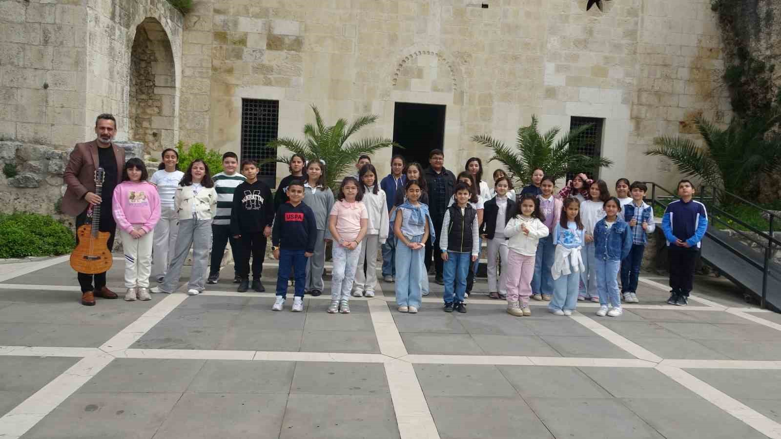 Gazele Gazel Korosu’nun çocuk sanatçıları Antakya’nın tarihi noktalarını gezdi
