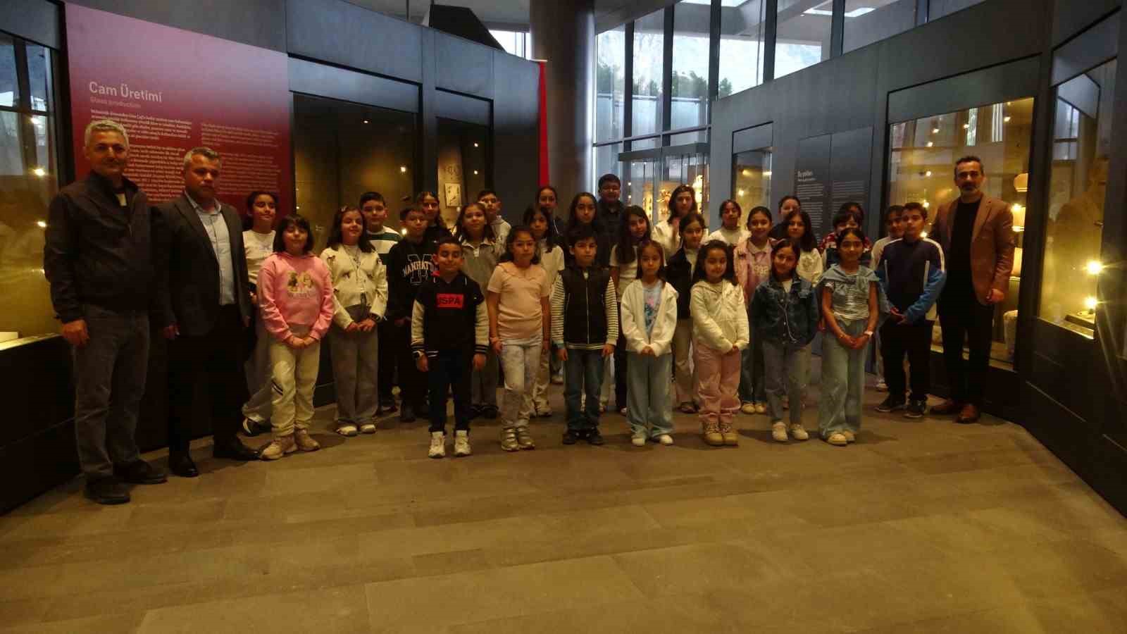 Gazele Gazel Korosu’nun çocuk sanatçıları Antakya’nın tarihi noktalarını gezdi
