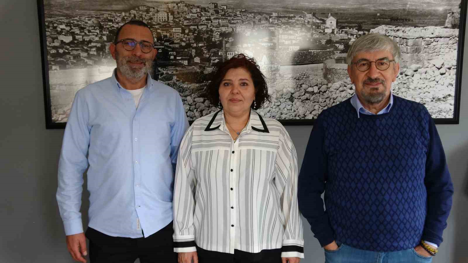 Gazeteci baba ve 2 çocuğu aynı mesleği yapmanın gururunu yaşıyor
Gazeteci baba ve 2 çocuğu aynı mesleği yapmanın gururunu yaşıyor