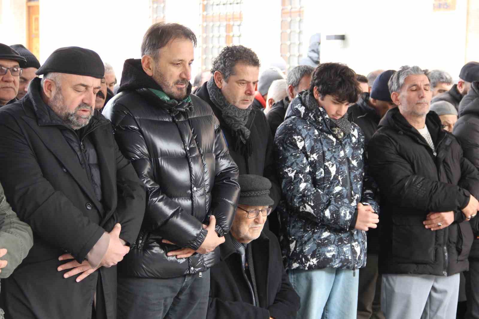 Gazeteci Cüneyt Özdemir’in annesi Çorum’da toprağa verildi
