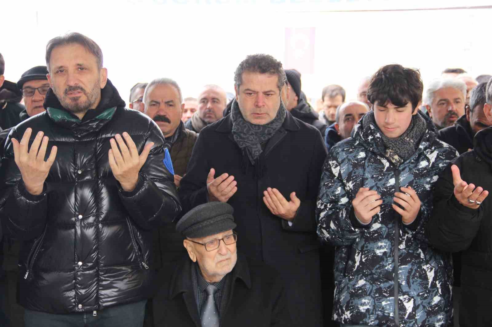 Gazeteci Cüneyt Özdemir’in annesi Çorum’da toprağa verildi
