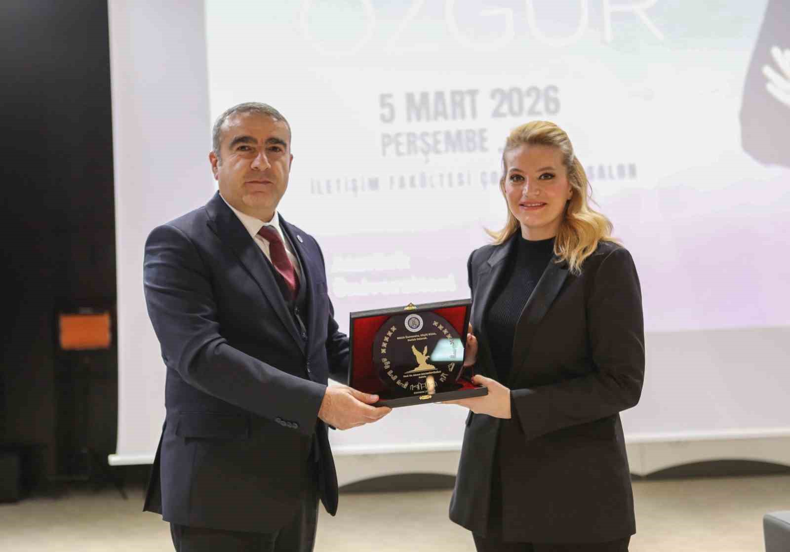 Gazeteci Göksü Öngören Özgür, Atatürk Üniversitesinde öğrencilerle buluştu
