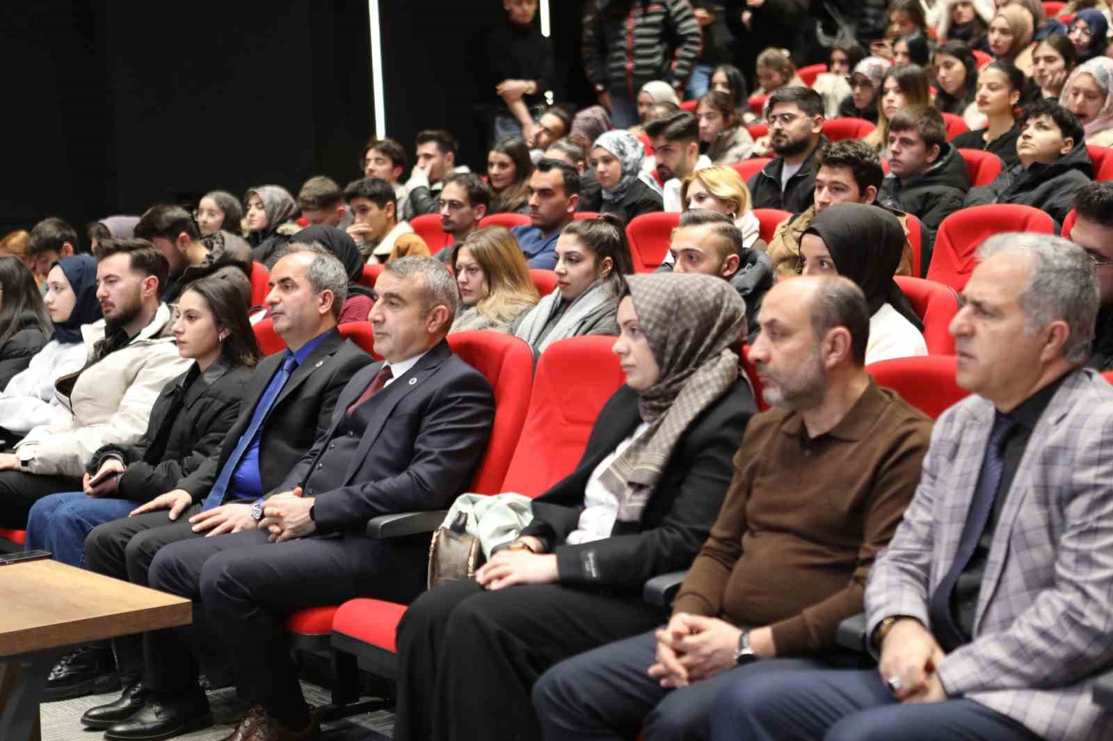 Gazeteci Göksü Öngören Özgür, Atatürk Üniversitesinde öğrencilerle buluştu
