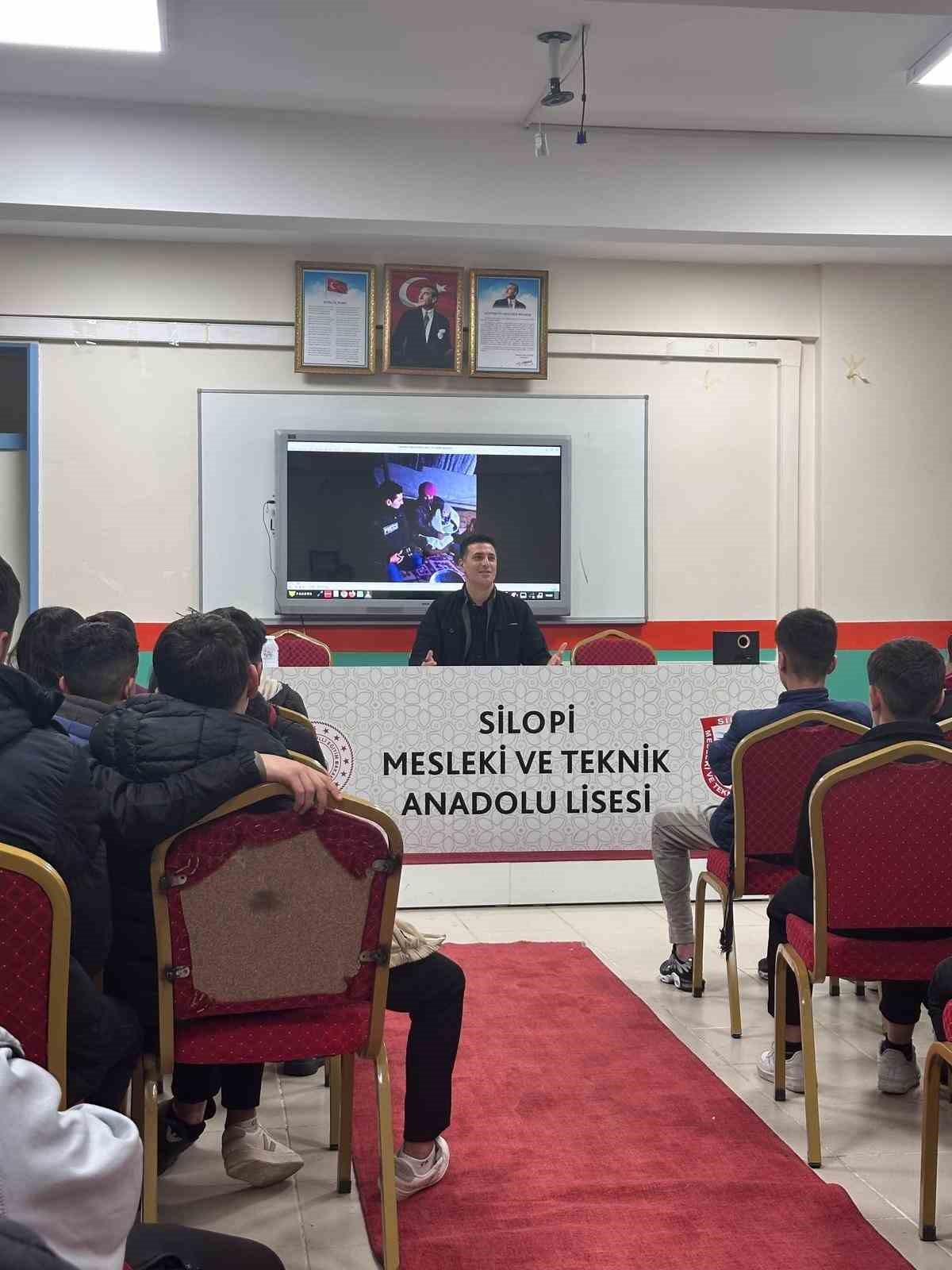 Gazeteci-yazar İbrahimoğlu öğrencilerle bir araya geldi
