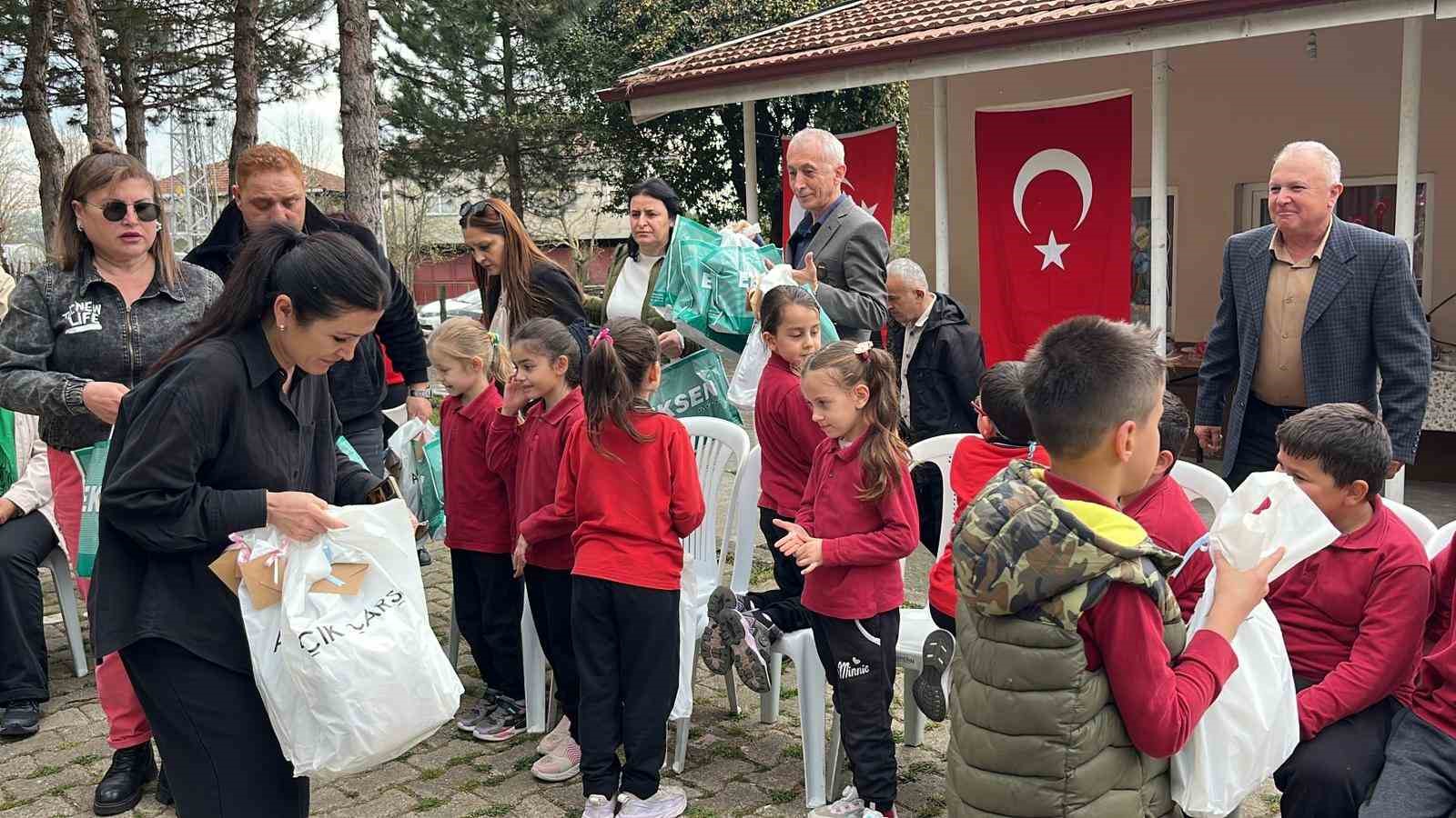 Gazeteciler, 19 yıl önce tadilat ettirdikleri okulda öğrencilerle buluşup hediye dağıttı
