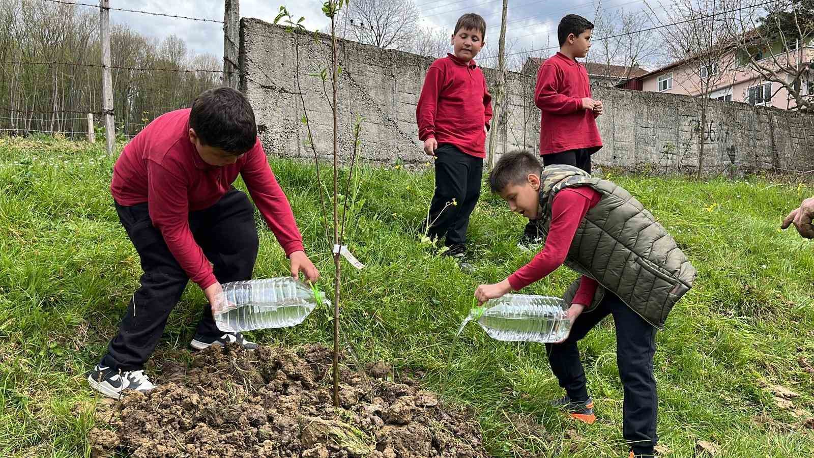 Gazeteciler, 19 yıl önce tadilat ettirdikleri okulda öğrencilerle buluşup hediye dağıttı
