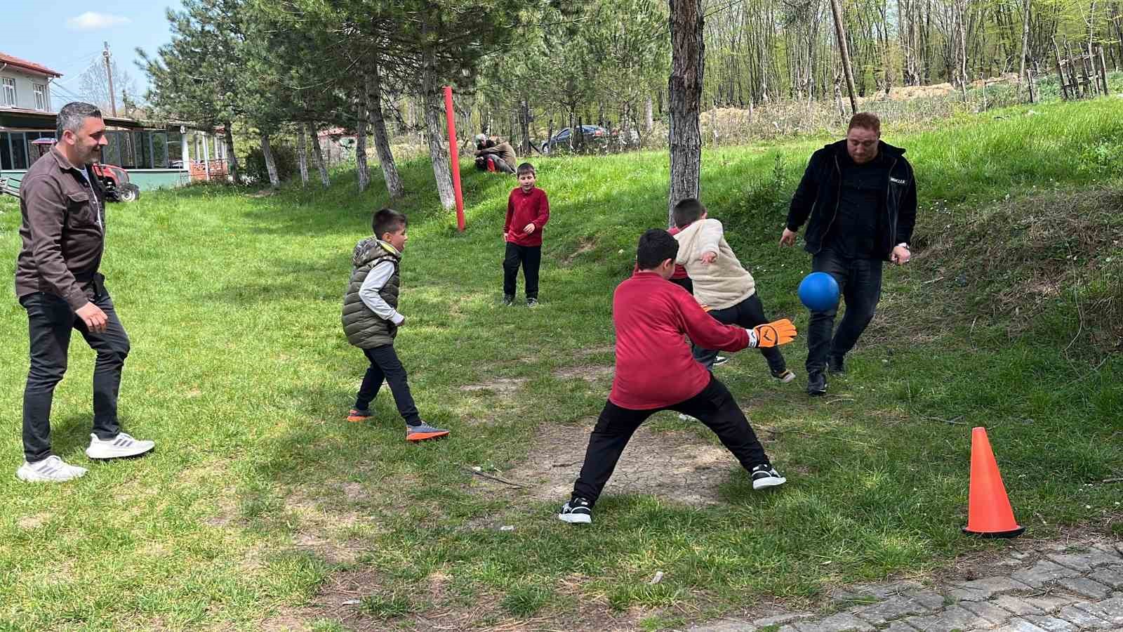Gazeteciler, 19 yıl önce tadilat ettirdikleri okulda öğrencilerle buluşup hediye dağıttı
