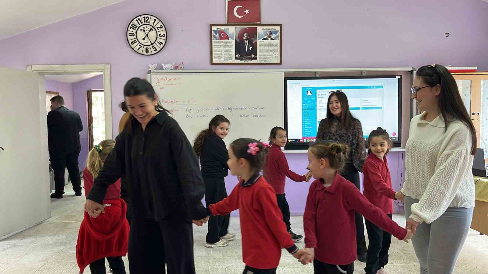 Gazeteciler, 19 yıl önce tadilat ettirdikleri okulda öğrencilerle buluşup hediye dağıttı
