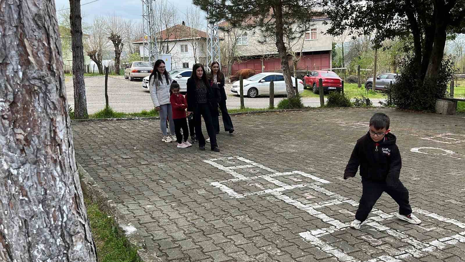Gazeteciler, 19 yıl önce tadilat ettirdikleri okulda öğrencilerle buluşup hediye dağıttı
