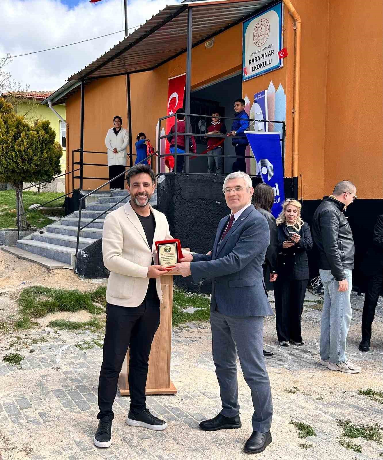 Gazetecilerden köy okuluna kütüphane
