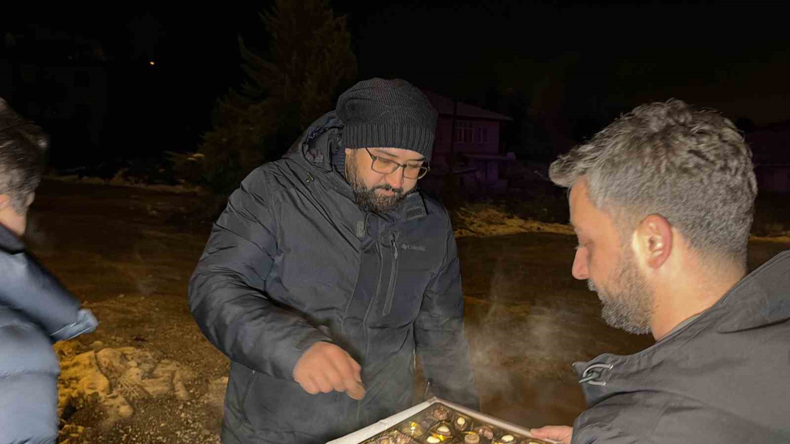 Gazetecilerden polislere yeni yıl sürprizi
