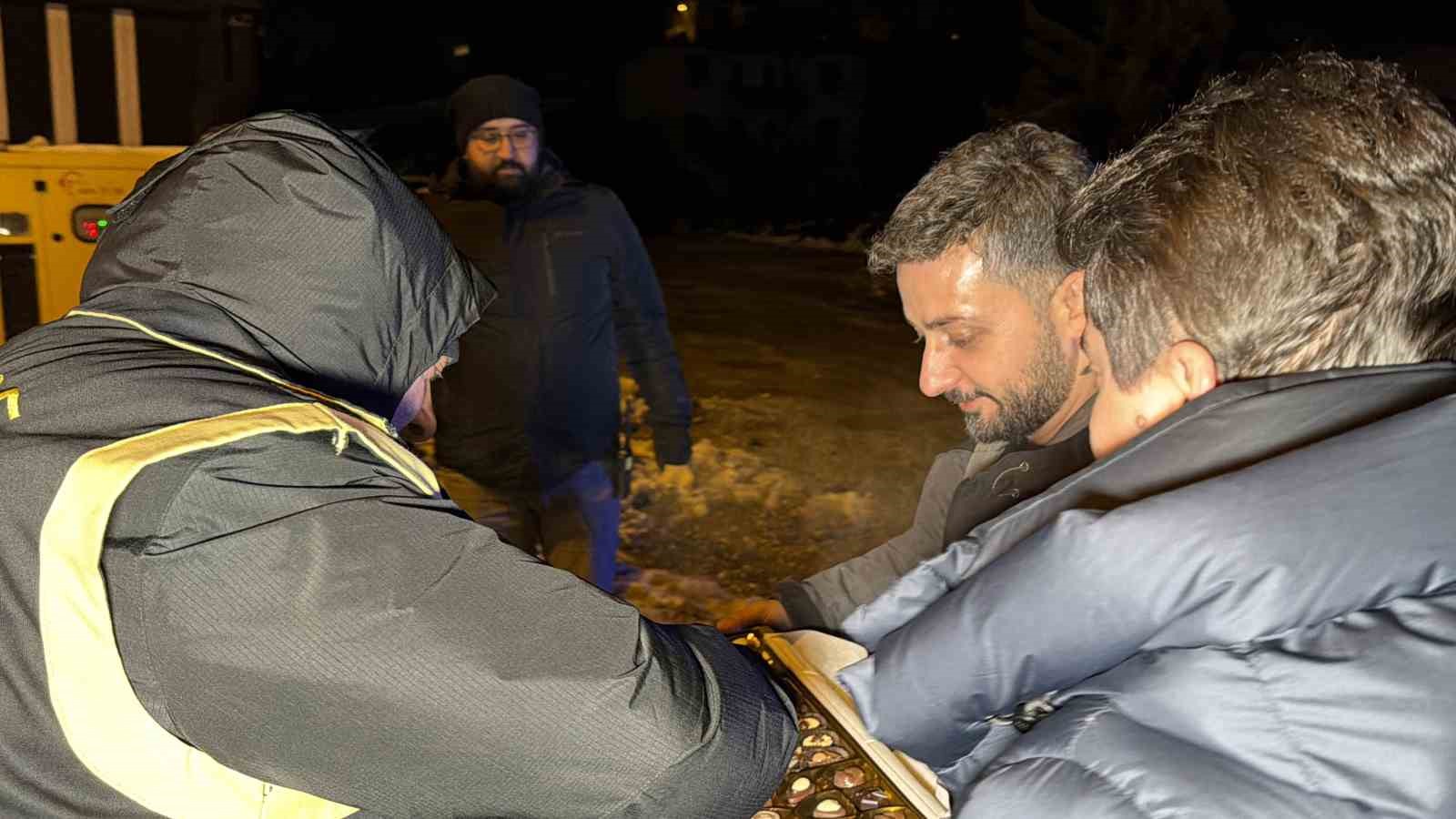 Gazetecilerden polislere yeni yıl sürprizi
