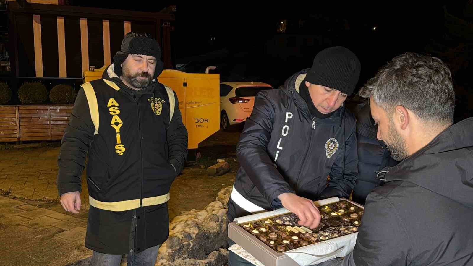 Gazetecilerden polislere yeni yıl sürprizi
