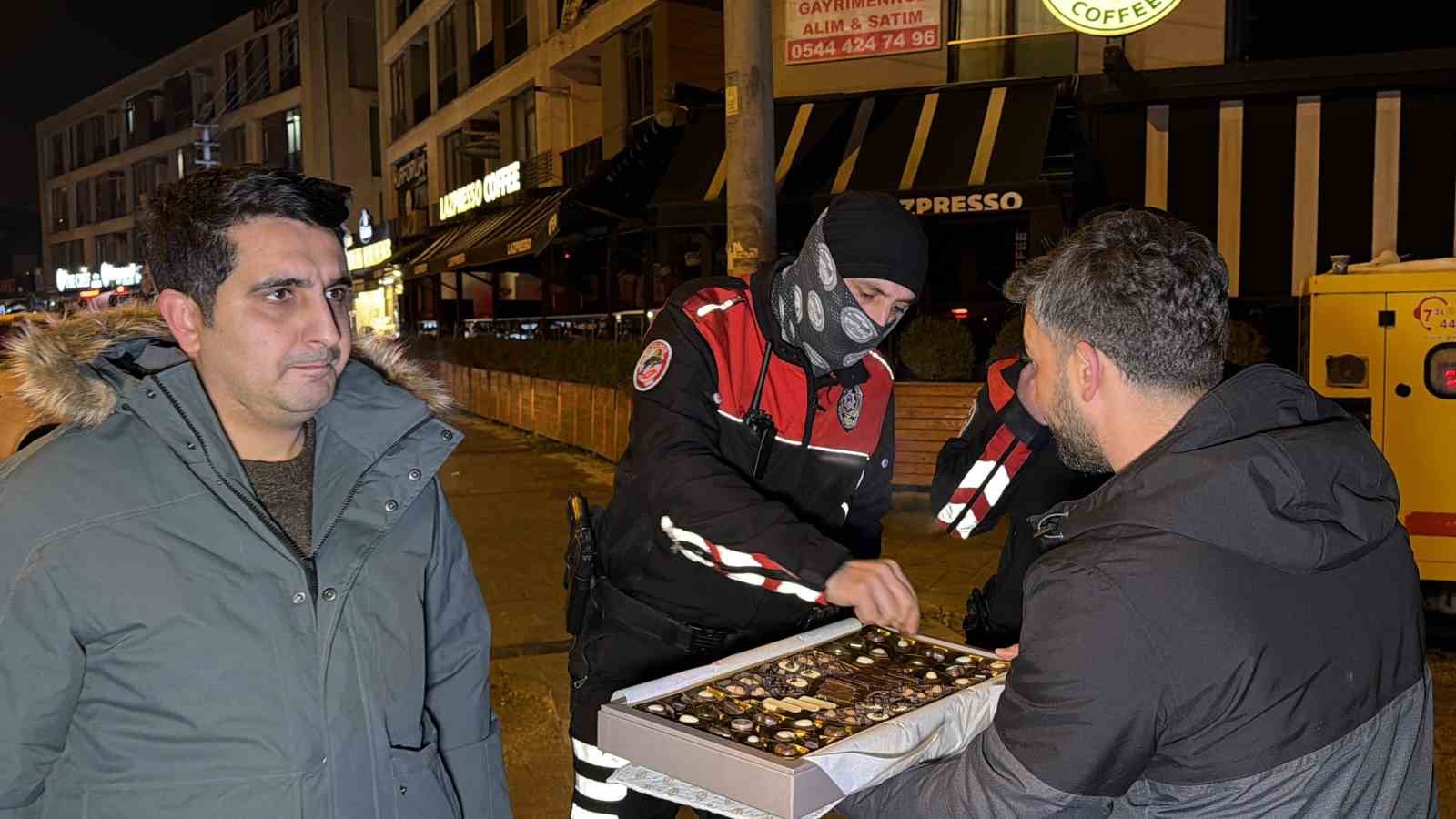 Gazetecilerden polislere yeni yıl sürprizi
