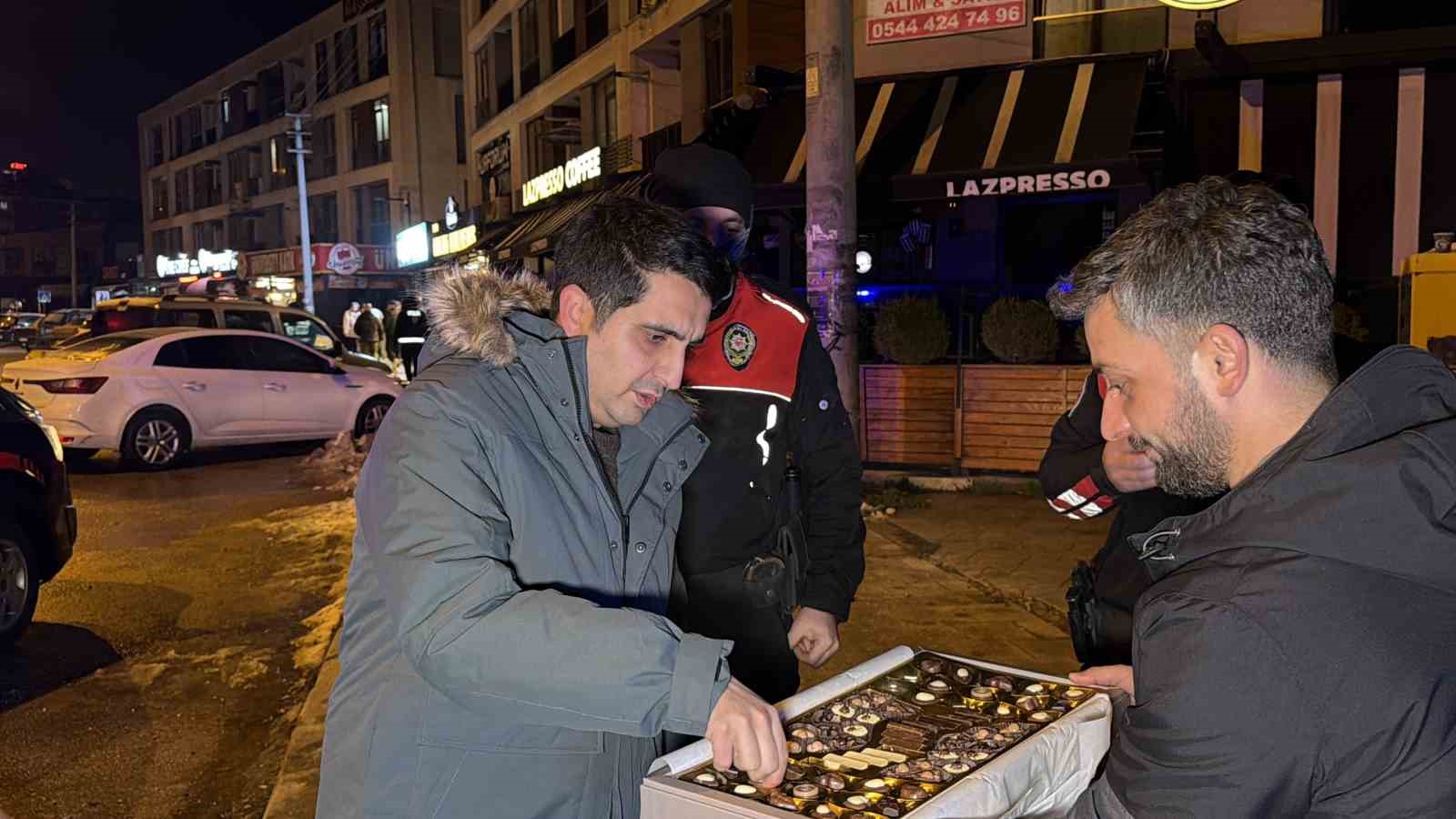 Gazetecilerden polislere yeni yıl sürprizi
