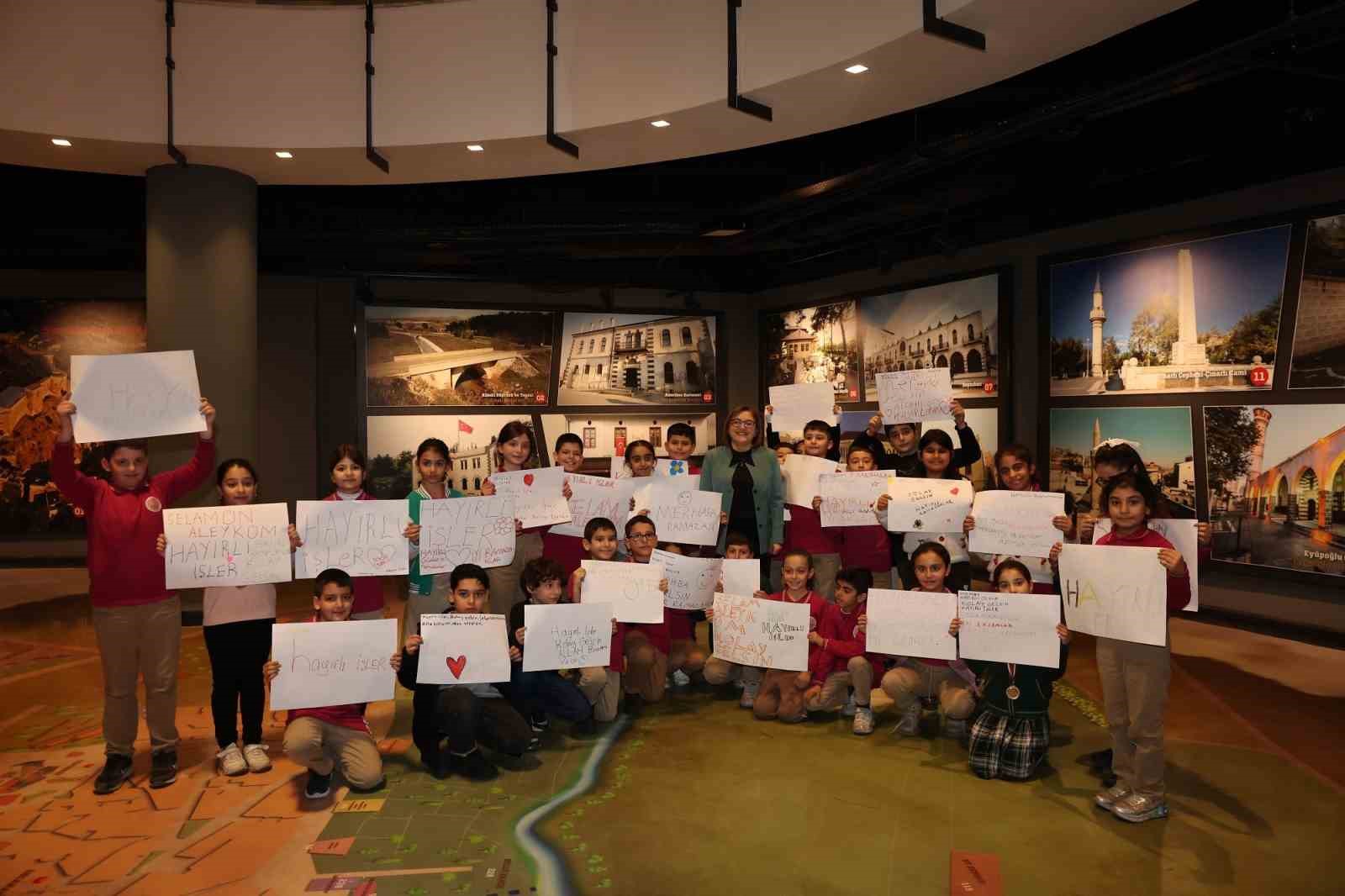 Gazi şehirde iyilik çocuklarla yayılıyor
Gazi şehirde iyilik çocuklarla yayılıyor