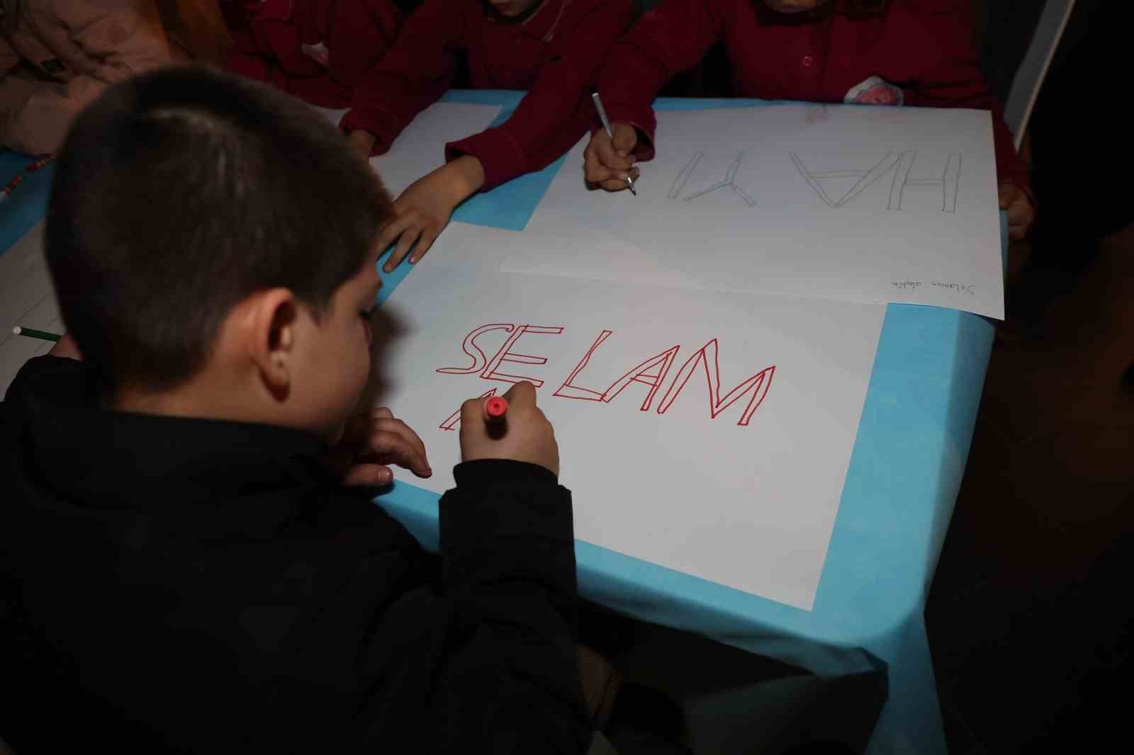 Gazi şehirde iyilik çocuklarla yayılıyor
Gazi şehirde iyilik çocuklarla yayılıyor