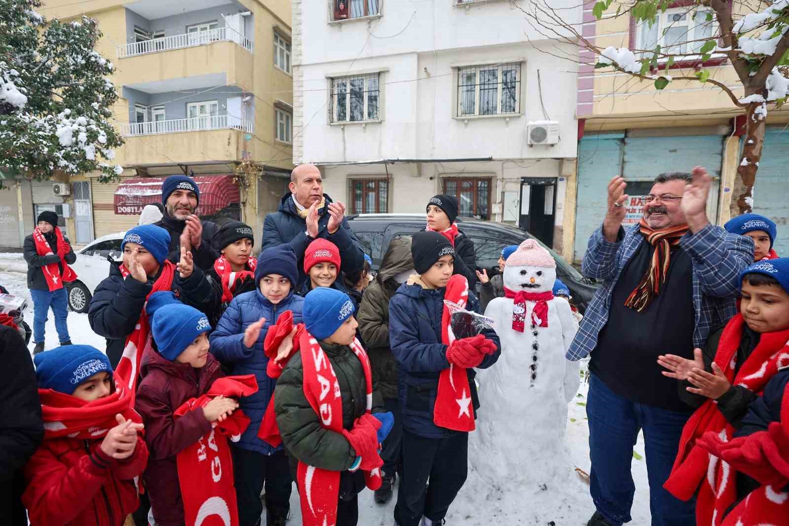 Gaziantep Büyükşehir Belediyesi, çocukların kar sevincine hediyelerle ortak oldu
