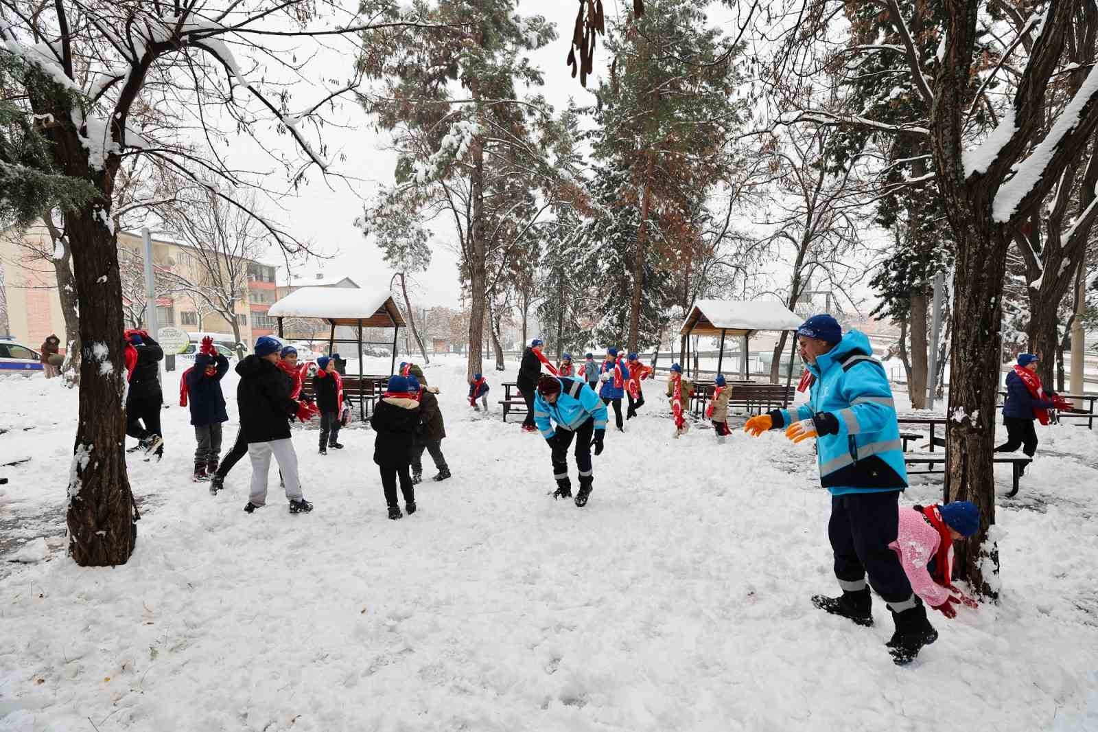 Gaziantep Büyükşehir Belediyesi, çocukların kar sevincine hediyelerle ortak oldu
