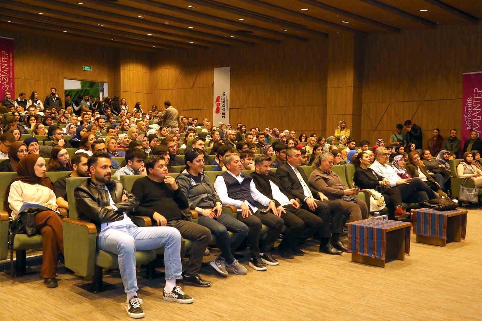 Gaziantep Büyükşehir ev sahipliğinde Oytun Erbaş insan aklını anlattı
Gaziantep Büyükşehir ev sahipliğinde Oytun Erbaş insan aklını anlattı