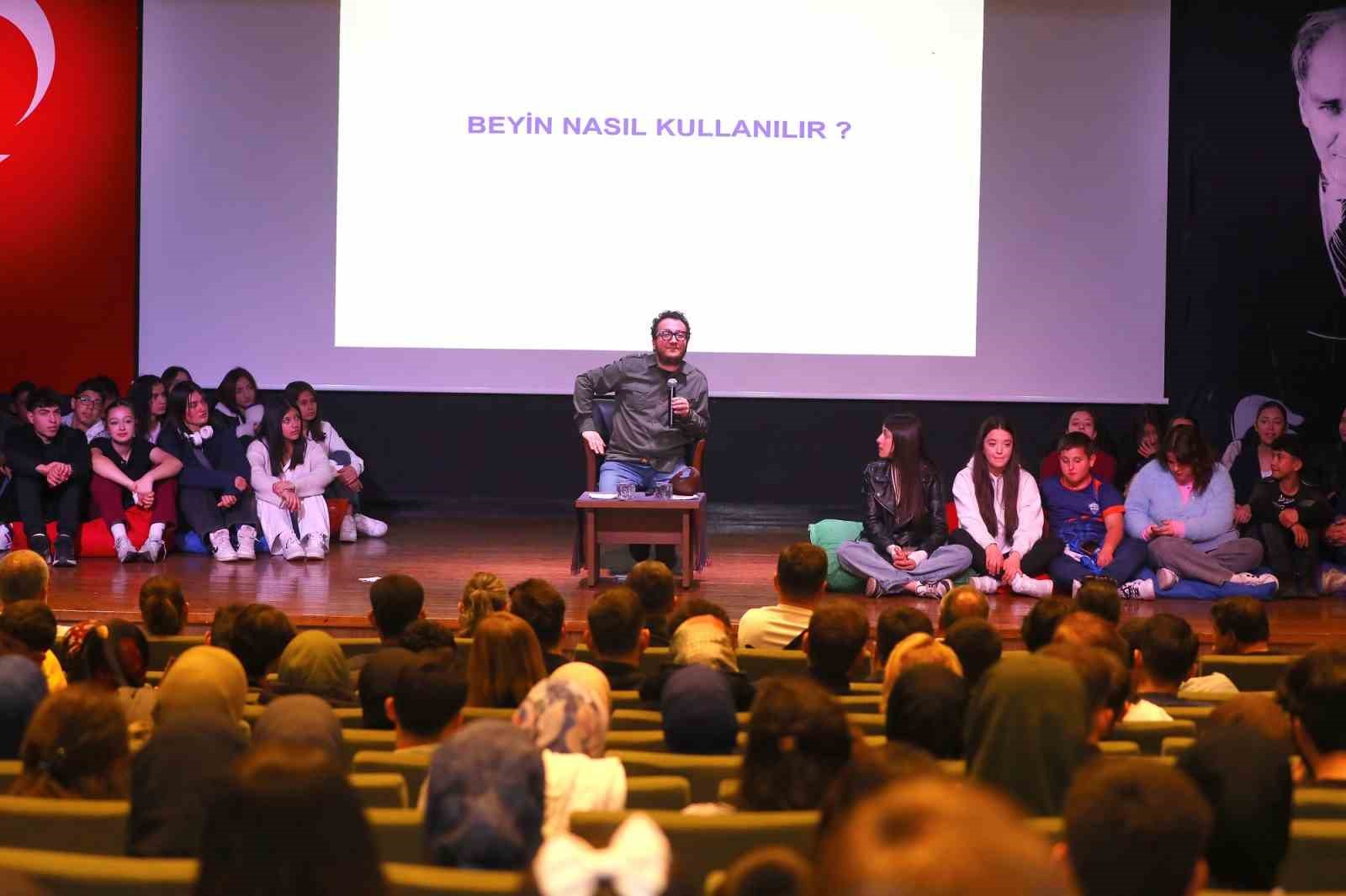 Gaziantep Büyükşehir ev sahipliğinde Oytun Erbaş insan aklını anlattı
Gaziantep Büyükşehir ev sahipliğinde Oytun Erbaş insan aklını anlattı