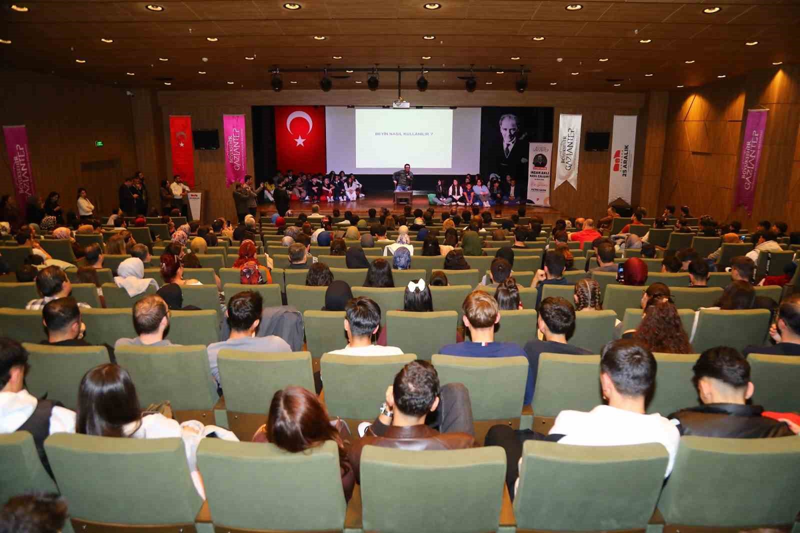 Gaziantep Büyükşehir ev sahipliğinde Oytun Erbaş insan aklını anlattı
Gaziantep Büyükşehir ev sahipliğinde Oytun Erbaş insan aklını anlattı