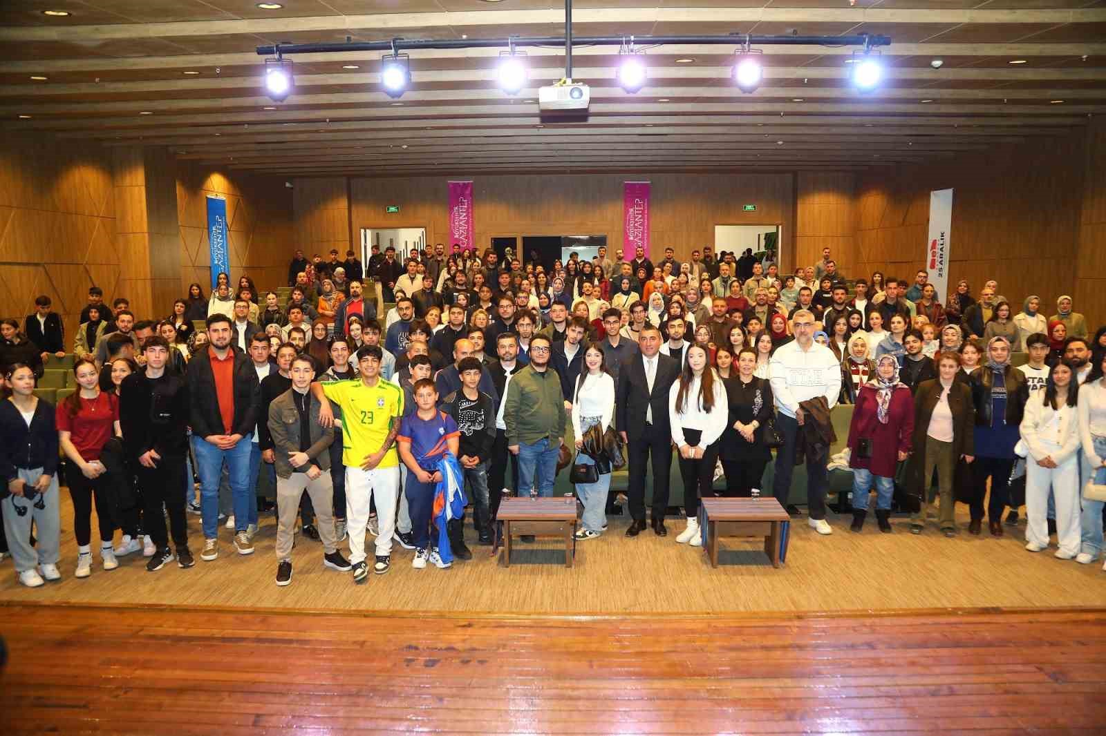 Gaziantep Büyükşehir ev sahipliğinde Oytun Erbaş insan aklını anlattı
Gaziantep Büyükşehir ev sahipliğinde Oytun Erbaş insan aklını anlattı