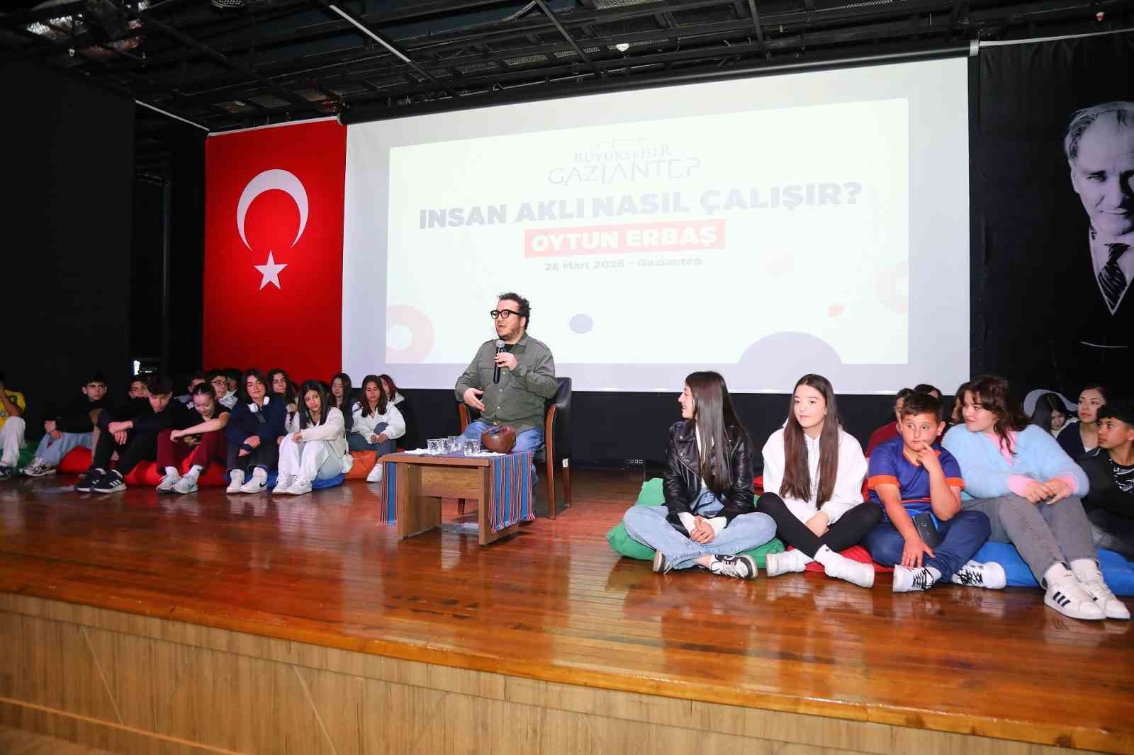 Gaziantep Büyükşehir ev sahipliğinde Oytun Erbaş insan aklını anlattı
Gaziantep Büyükşehir ev sahipliğinde Oytun Erbaş insan aklını anlattı