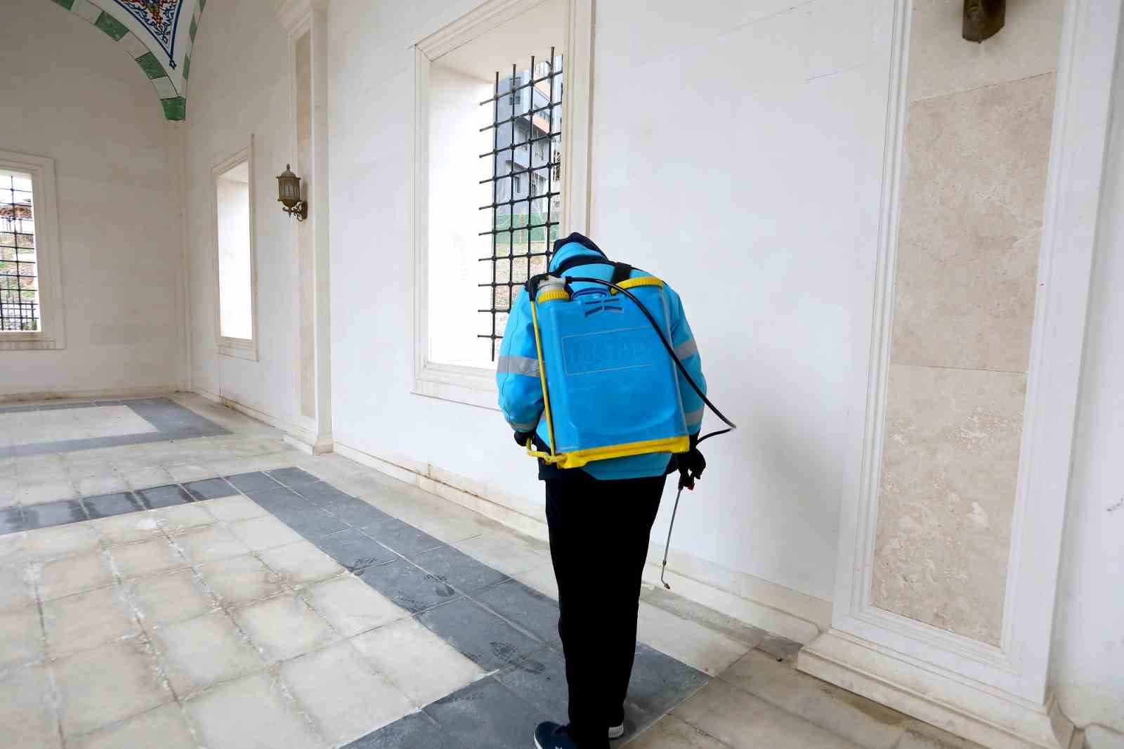 Gaziantep Büyükşehir, ilk teravih öncesi camileri gül suyu ile yıkıyor
