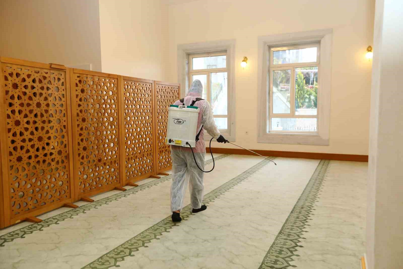 Gaziantep Büyükşehir, ilk teravih öncesi camileri gül suyu ile yıkıyor
