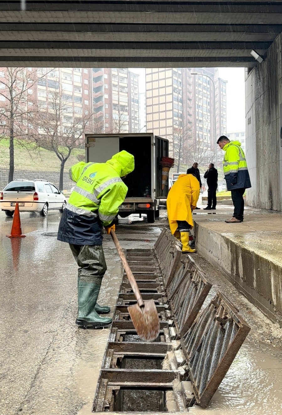 Gaziantep Büyükşehir yağışa karşı sahada
