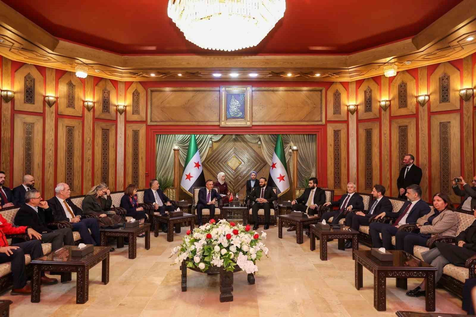 Gaziantep Büyükşehir’den Halep’e yeşil alan ve ulaşım desteği
Gaziantep Büyükşehir’den Halep’e yeşil alan ve ulaşım desteği