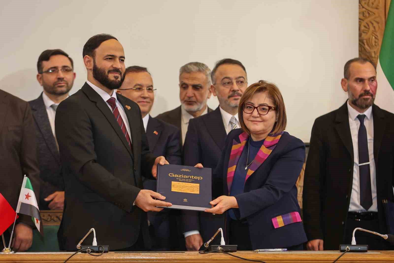 Gaziantep Büyükşehir’den Halep’e yeşil alan ve ulaşım desteği
Gaziantep Büyükşehir’den Halep’e yeşil alan ve ulaşım desteği