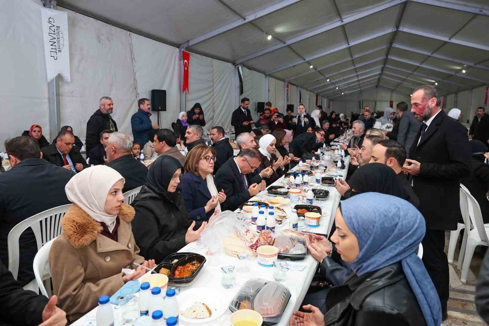 Gaziantep Büyükşehir’den Halep’te 10 bin kişilik iftar
