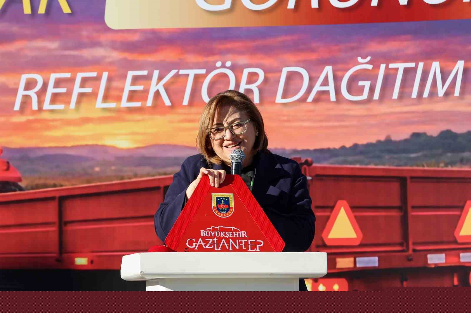 Gaziantep Büyükşehir’in "Reflektör Tak, Görünür Ol" projesinde ilk dağıtım gerçekleştirildi
