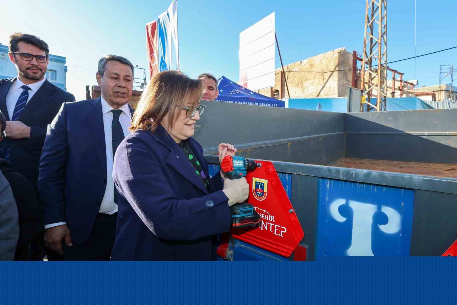 Gaziantep Büyükşehir’in "Reflektör Tak, Görünür Ol" projesinde ilk dağıtım gerçekleştirildi
