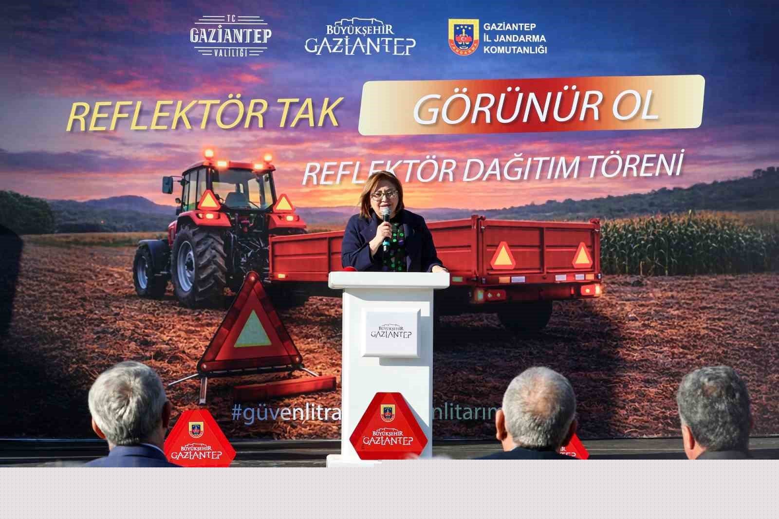 Gaziantep Büyükşehir’in "Reflektör Tak, Görünür Ol" projesinde ilk dağıtım gerçekleştirildi
