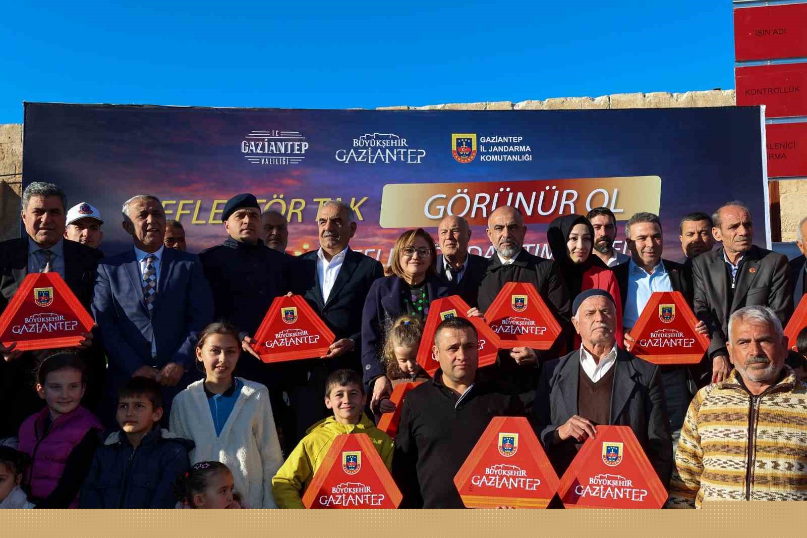 Gaziantep Büyükşehir’in "Reflektör Tak, Görünür Ol" projesinde ilk dağıtım gerçekleştirildi
