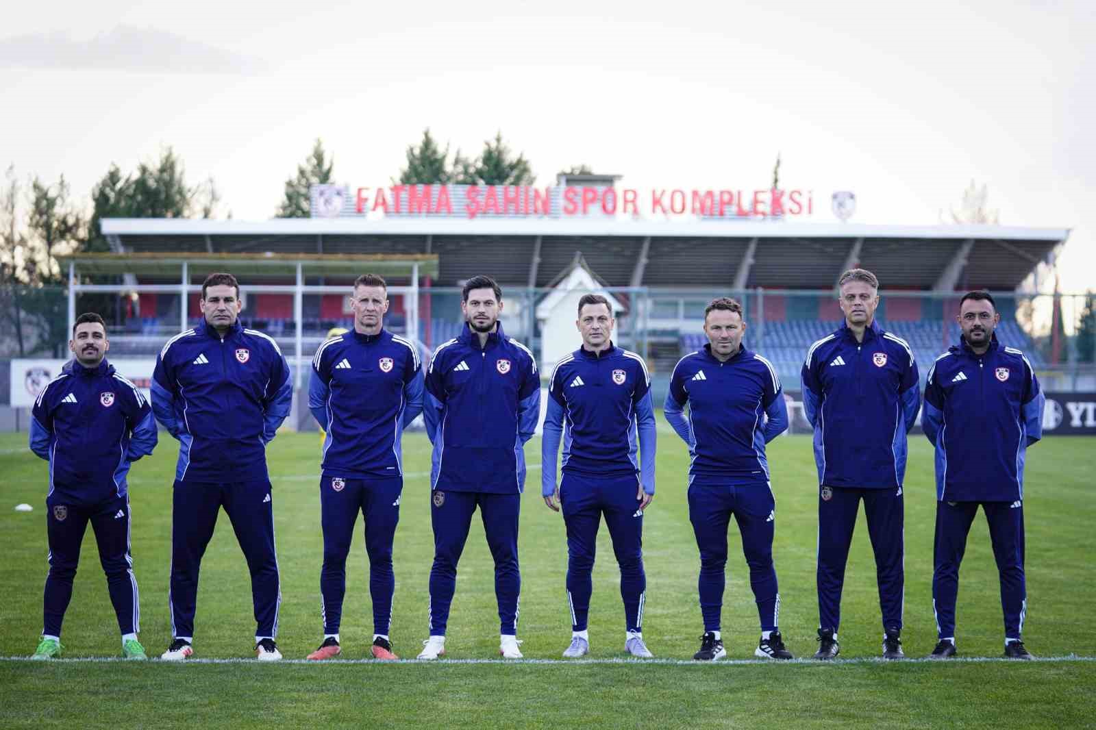 Gaziantep FK, Mirel Radoi yönetiminde ilk antrenmanını yaptı
