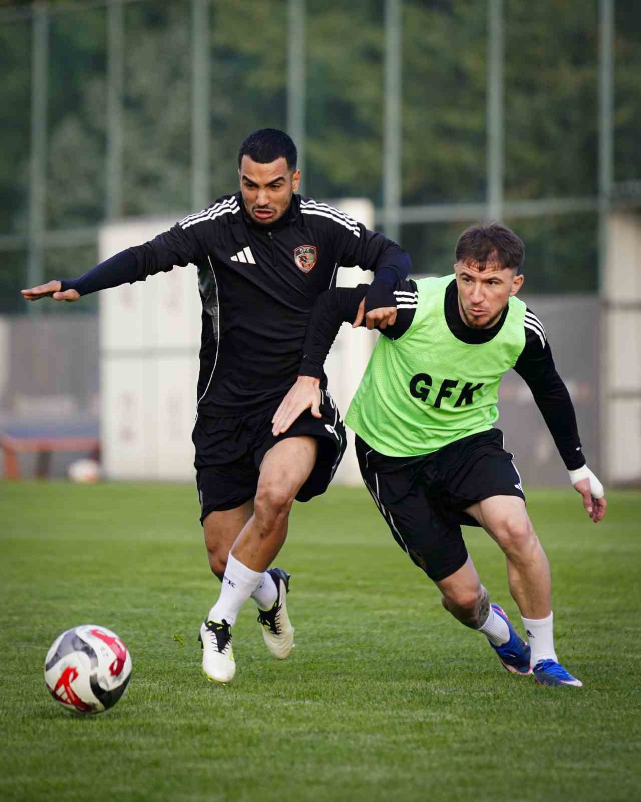 Gaziantep FK, Mirel Radoi yönetiminde ilk antrenmanını yaptı
